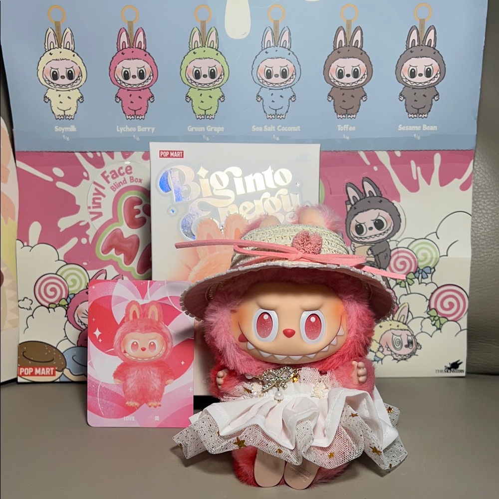 POP MART LABUBU Big Into Energy LOVE Keychain New Include Outfit Dress And Hat.